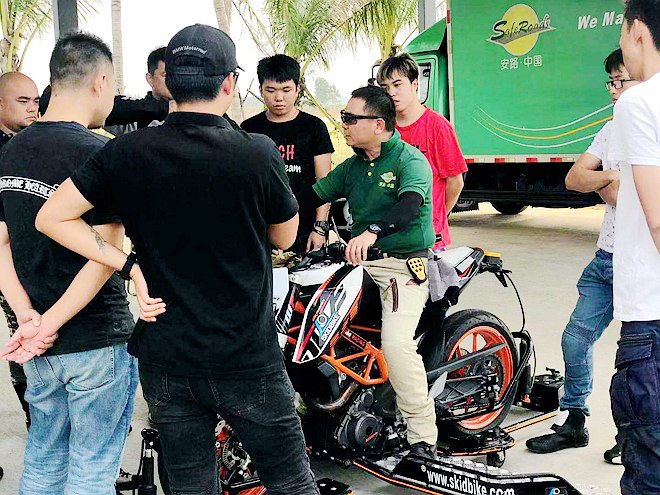 乐骑公园,摩托车培训,摩托教练员,安路,苏华龙,skidbike,侧滑模拟架